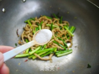 蒜薹面筋丝的做法步骤：11