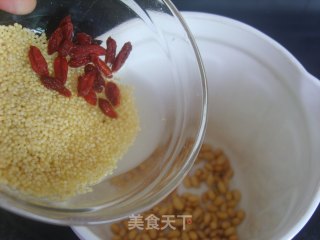 【营养米汁】——小米枸杞米汁的做法步骤：3