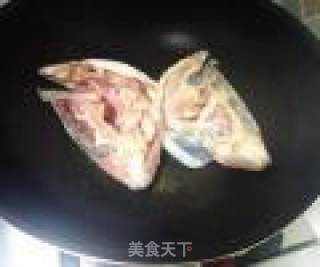 奶白色----香菜鱼头豆腐汤的做法步骤：1
