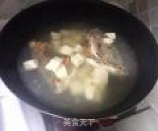 奶白色----香菜鱼头豆腐汤的做法步骤：3
