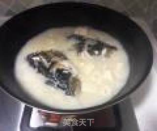 奶白色----香菜鱼头豆腐汤的做法步骤：4