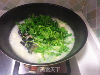 奶白色----香菜鱼头豆腐汤的做法步骤：5