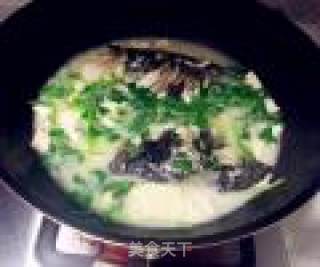 奶白色----香菜鱼头豆腐汤的做法步骤：6