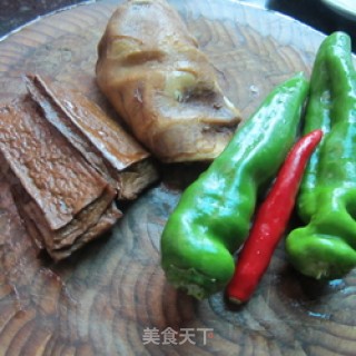 香炒卤味---卤豆腐丝炒卤耳尖的做法步骤：1