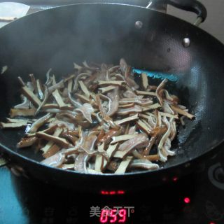 香炒卤味---卤豆腐丝炒卤耳尖的做法步骤：3