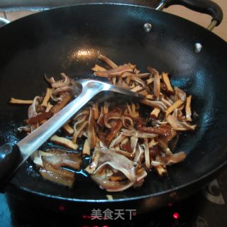 香炒卤味---卤豆腐丝炒卤耳尖的做法步骤：4