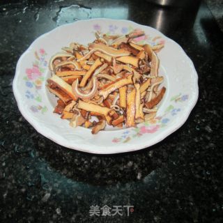 香炒卤味---卤豆腐丝炒卤耳尖的做法步骤：5