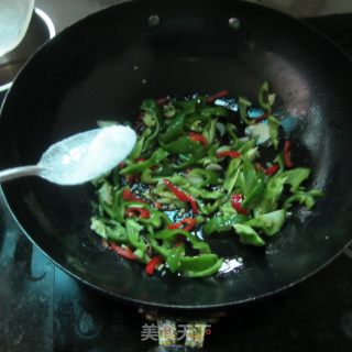 香炒卤味---卤豆腐丝炒卤耳尖的做法步骤：6