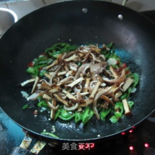 香炒卤味---卤豆腐丝炒卤耳尖的做法步骤：7