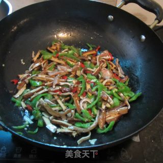香炒卤味---卤豆腐丝炒卤耳尖的做法步骤：8