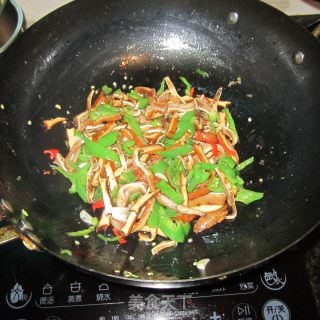 香炒卤味---卤豆腐丝炒卤耳尖的做法步骤：9