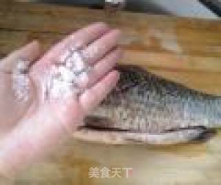 红烧鲫鱼的做法步骤：2