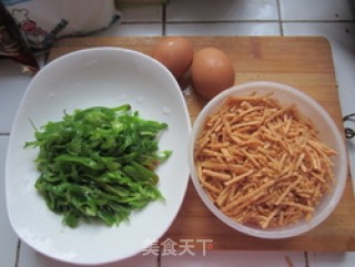 青椒馓子炒鸡蛋的做法步骤：1