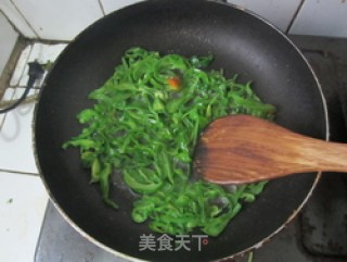 青椒馓子炒鸡蛋的做法步骤：4