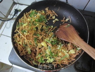 青椒馓子炒鸡蛋的做法步骤：7