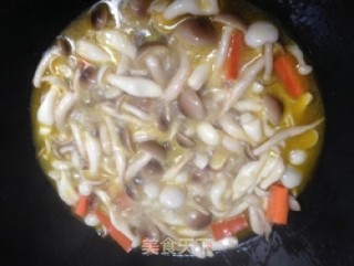 双菇烩芦笋的做法步骤：4