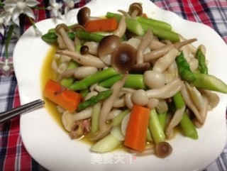 双菇烩芦笋的做法步骤：5