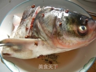 跟老杨学剁椒鱼头的做法步骤：1