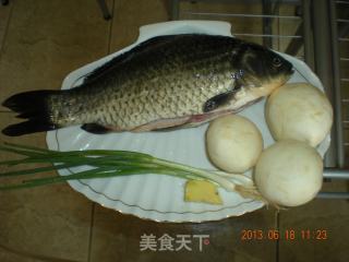 鲫鱼磨菇汤的做法步骤：1