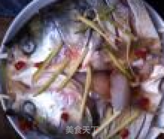 剁椒鱼头的做法步骤：4