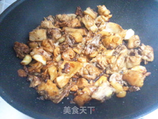 小鲍鱼干蚝焖鸡的做法步骤：5