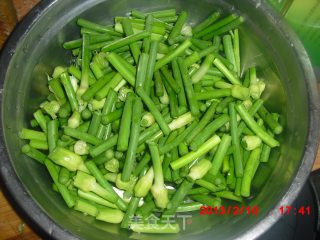 蒜薹木耳炒肉的做法步骤：1