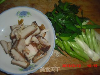 蒜苗炒熟肉的做法步骤：2