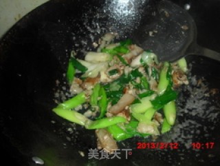 蒜苗炒熟肉的做法步骤：4
