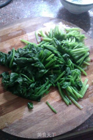 炒菠菜的做法步骤：1