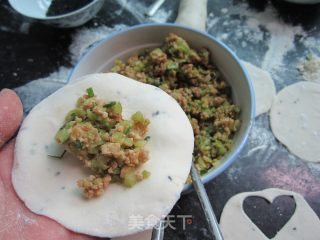 模具压饼---心心饼的做法步骤：3