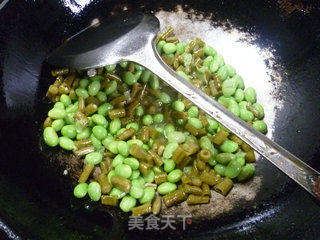 酸带豆炒毛豆的做法步骤：7
