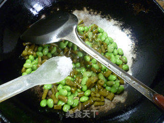 酸带豆炒毛豆的做法步骤：8