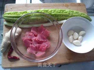 苦瓜肉片的做法步骤：1