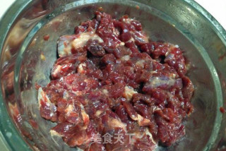 苦瓜炒牛肉的做法步骤：1