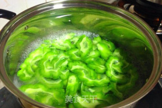 苦瓜炒牛肉的做法步骤：3