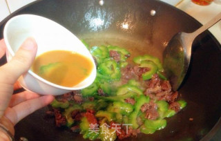 苦瓜炒牛肉的做法步骤：6