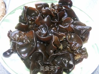 木耳炒白菜的做法步骤：2