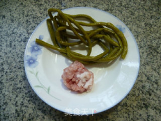 肉末炒酸带豆的做法步骤：1