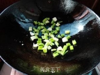 男人们的下酒菜——花生芹菜炒粽子的做法步骤：5