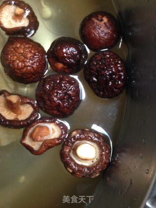 一撮盐的美味——荷兰豆与香菇的相遇的做法步骤：1