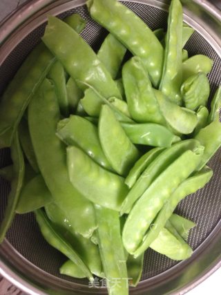 一撮盐的美味——荷兰豆与香菇的相遇的做法步骤：2
