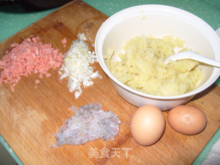 卡卡妈家的家常菜----土豆虾仁火腿饼的做法步骤：1