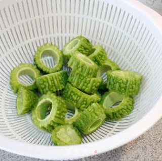 双重败火熬苦夏-----绿茶苦瓜酿的做法步骤：2