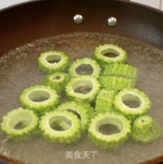 双重败火熬苦夏-----绿茶苦瓜酿的做法步骤：4