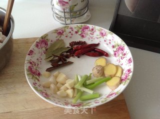 香菇红烧肉的做法步骤：2