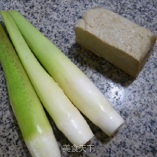 黄花菜茭白烧烤麸的做法步骤：1