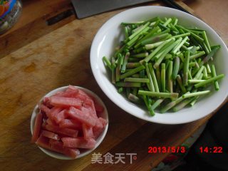 蒜薹炒肉的做法步骤：2