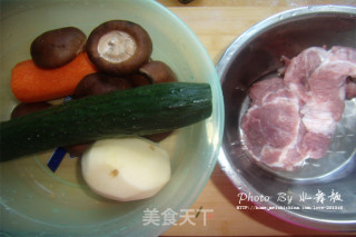 夏季“炸酱面”的做法步骤：1