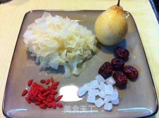 穷人的燕窝 银耳雪梨汤的做法步骤：1