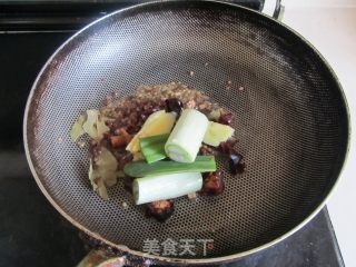芋头牛腩煲的做法步骤：3